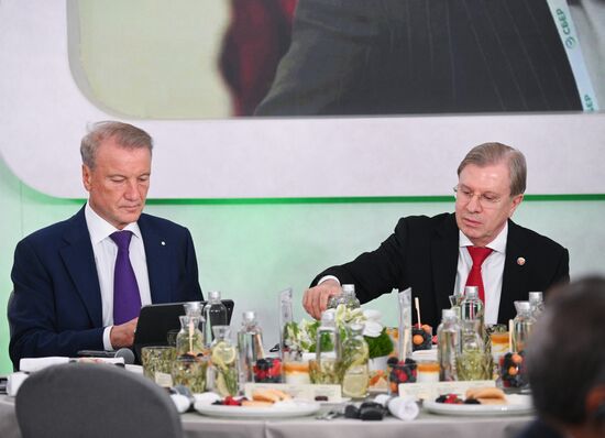 ПМЭФ-2025. Деловой завтрак Сбера "Ставки против роста: каким будет ближайший год?"