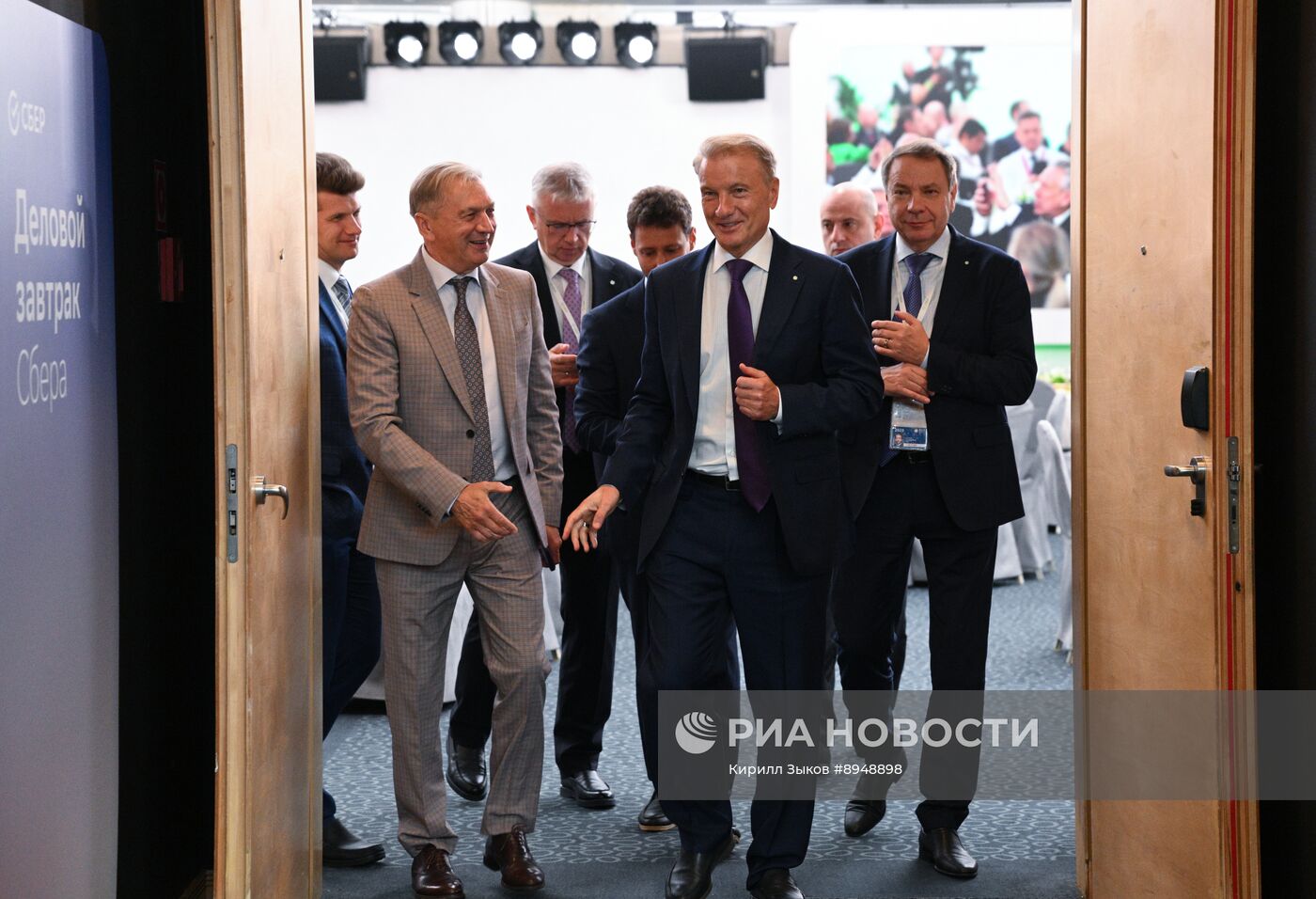 ПМЭФ-2025. Деловой завтрак Сбера "Ставки против роста: каким будет ближайший год?"