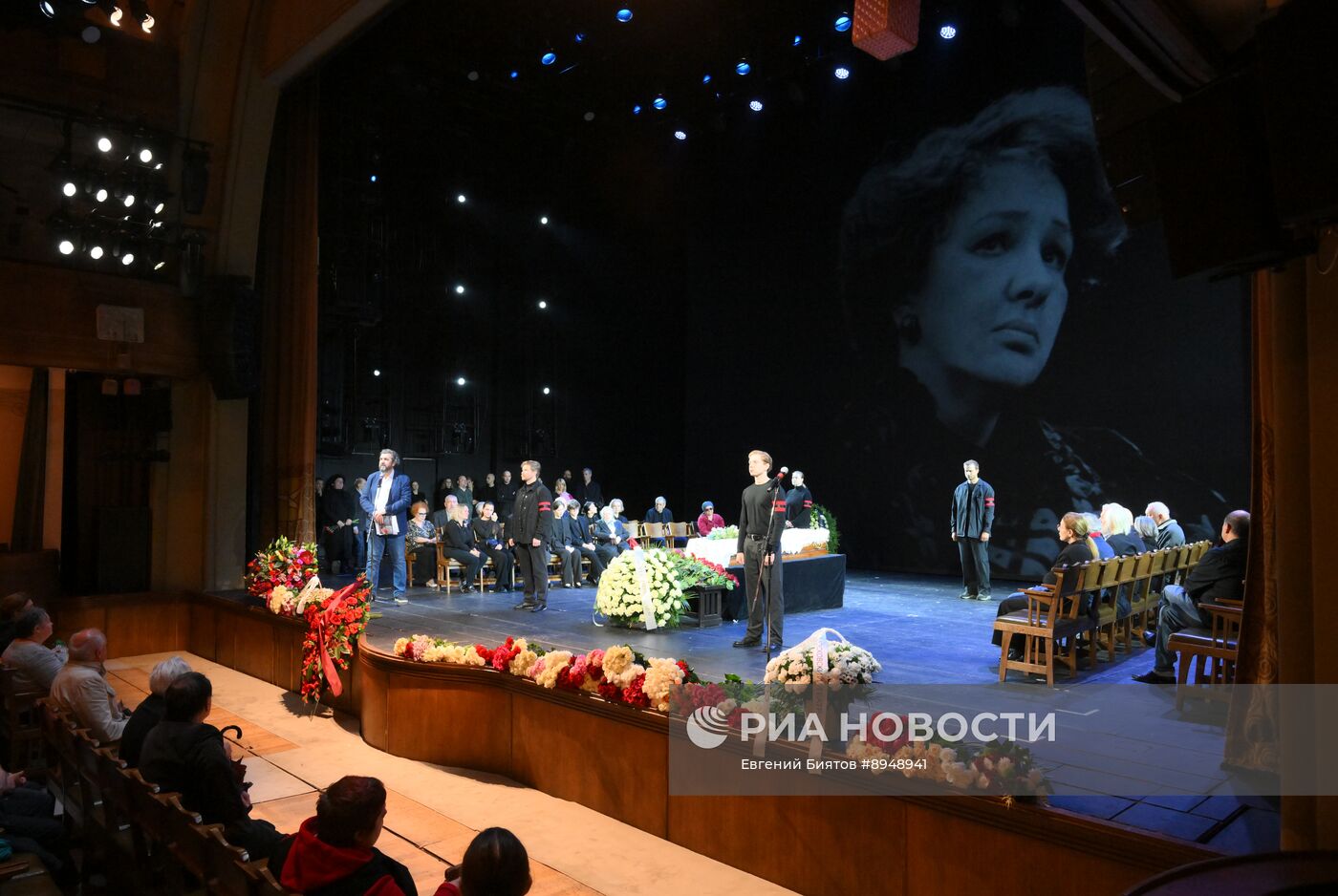 Прощание с народной артисткой РФ Натальей Теняковой