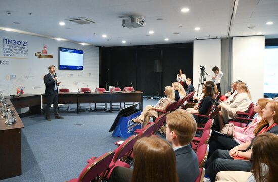 ПМЭФ-2025. Мастер-класс по кросс-культурным переговорам: студенты против экспертов