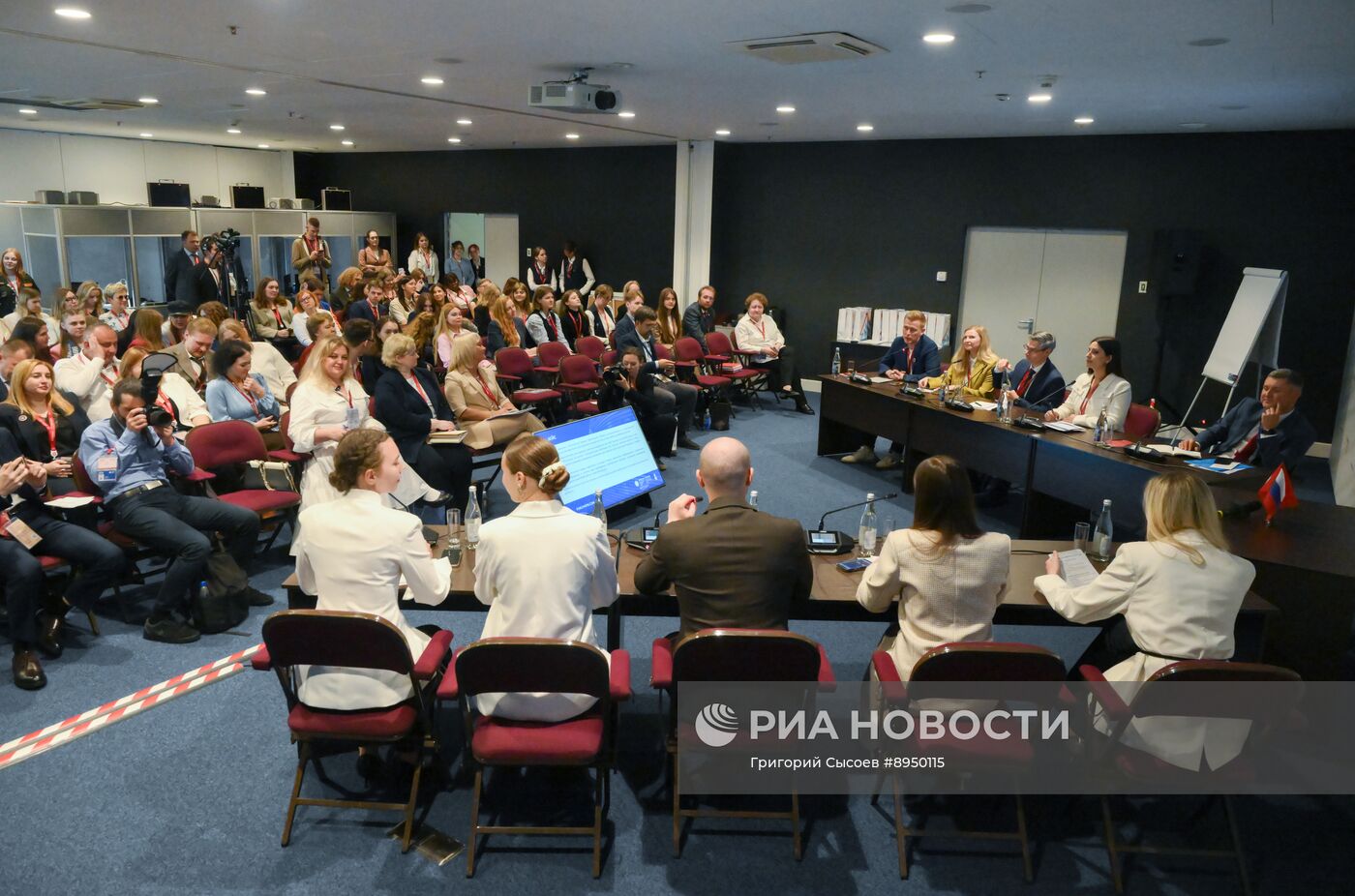 ПМЭФ-2025. Мастер-класс по кросс-культурным переговорам: студенты против экспертов