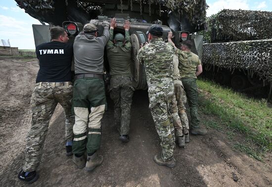 Ходовые испытания трофейной БМП "Брэдли" на полигоне в зоне СВО 