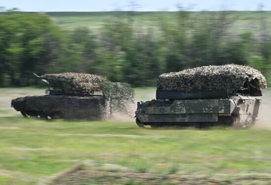 Ходовые испытания трофейной БМП "Брэдли" на полигоне в зоне СВО 