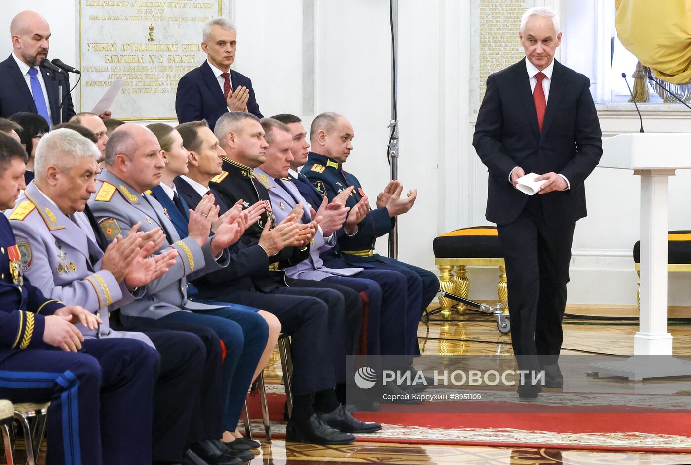 Президент Владимир Путин встретился с выпускниками вузов силовых и военных ведомств