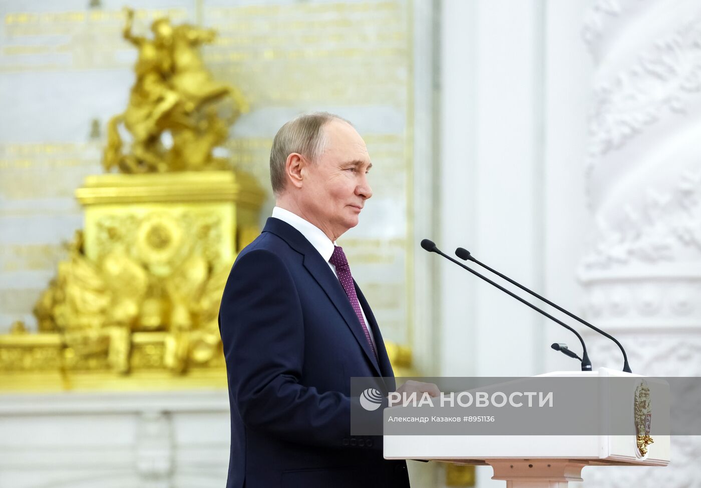 Президент Владимир Путин встретился с выпускниками вузов силовых и военных ведомств