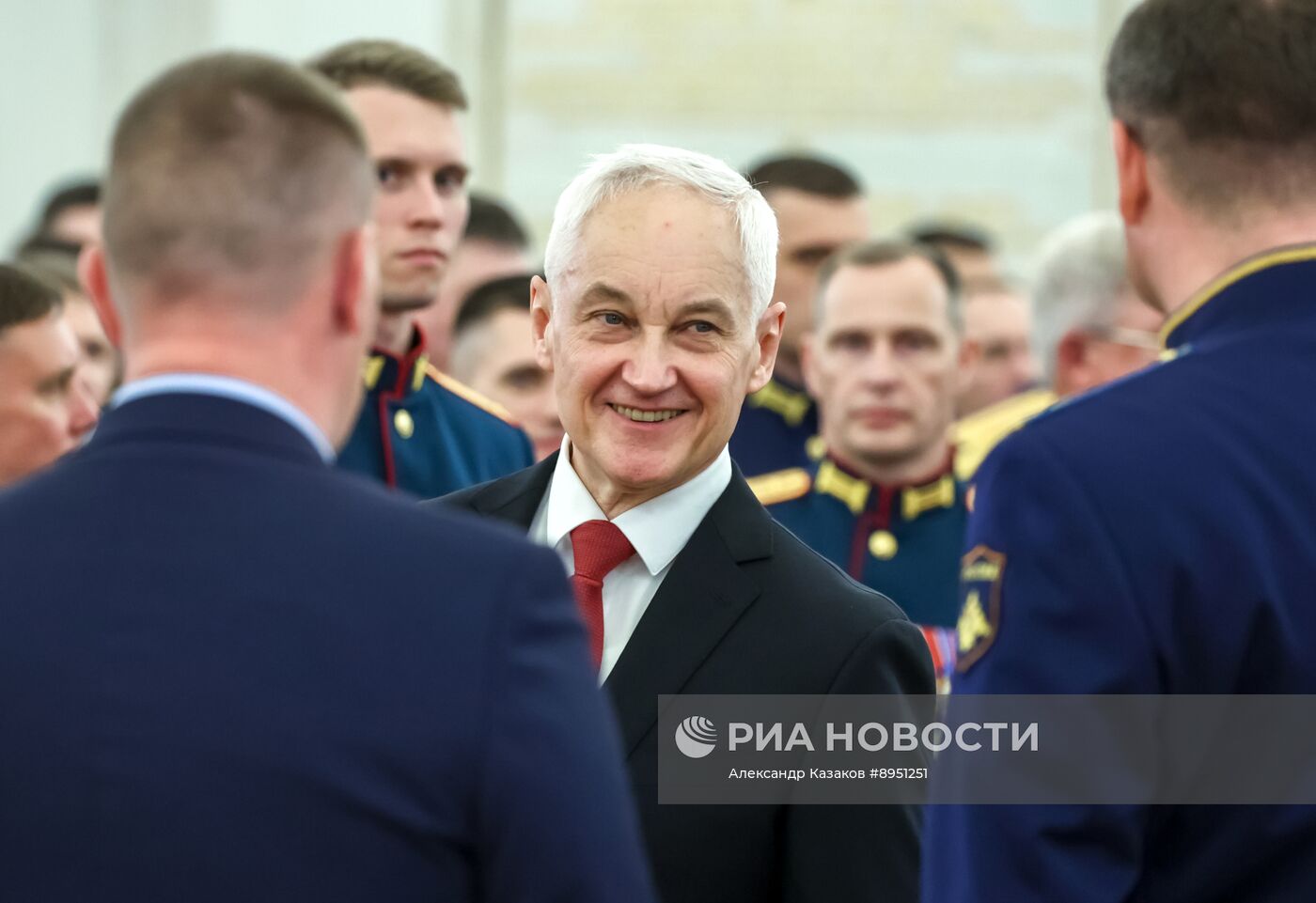 Президент Владимир Путин встретился с выпускниками вузов силовых и военных ведомств