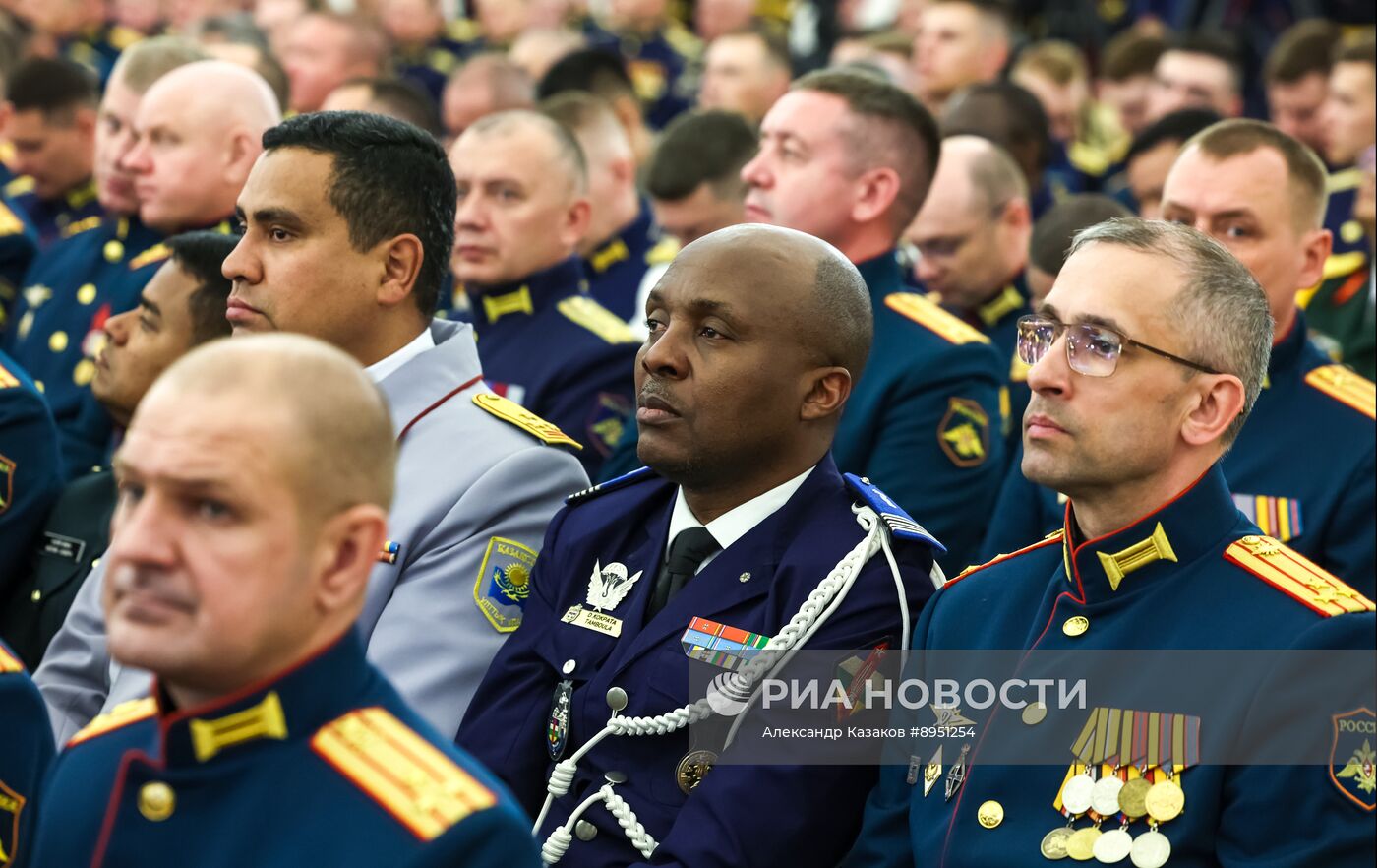 Президент Владимир Путин встретился с выпускниками вузов силовых и военных ведомств