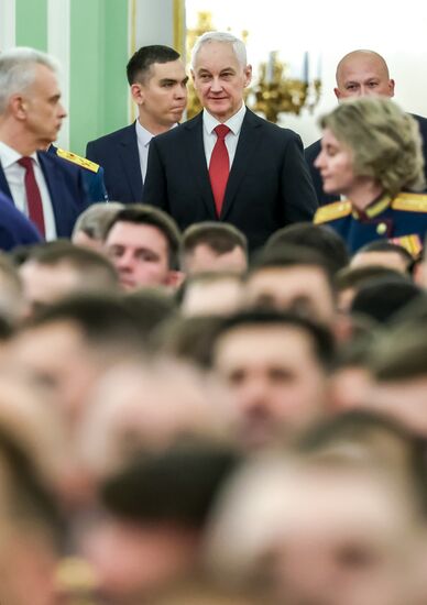 Президент Владимир Путин встретился с выпускниками вузов силовых и военных ведомств