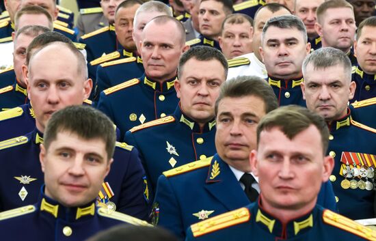 Президент Владимир Путин встретился с выпускниками вузов силовых и военных ведомств