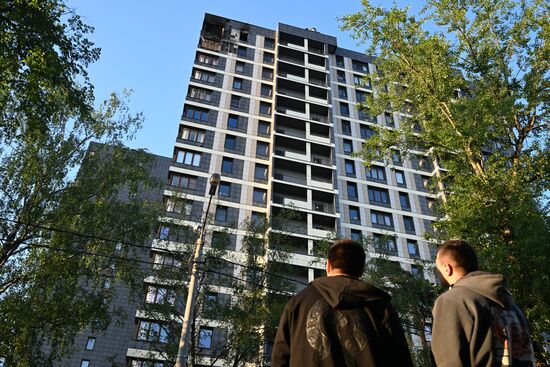 Последствия попадания БПЛА в жилой дом в подмосковном Красногорске