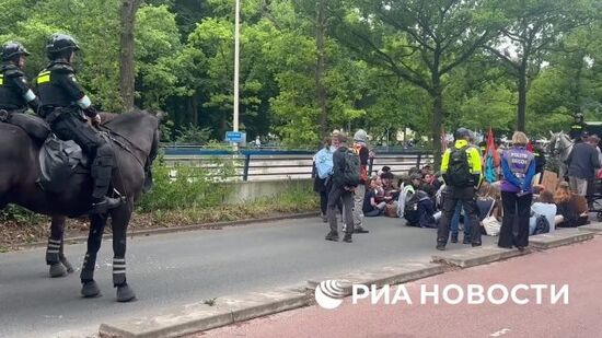 Климатические активисты на автомагистрали в Гааге во время саммита НАТО