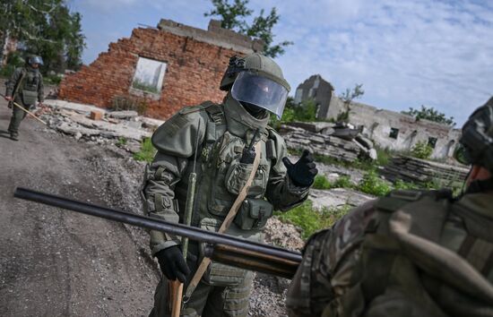 Разминирование окрестностей Селидова саперами группировки войск "Центр"