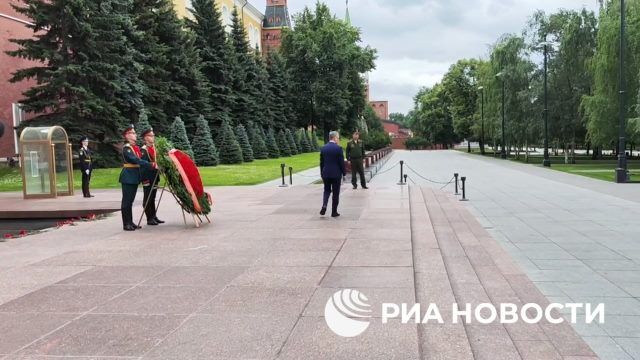 Глава МИД Лаоса возложил венок к Могиле Неизвестного Солдата в Москве