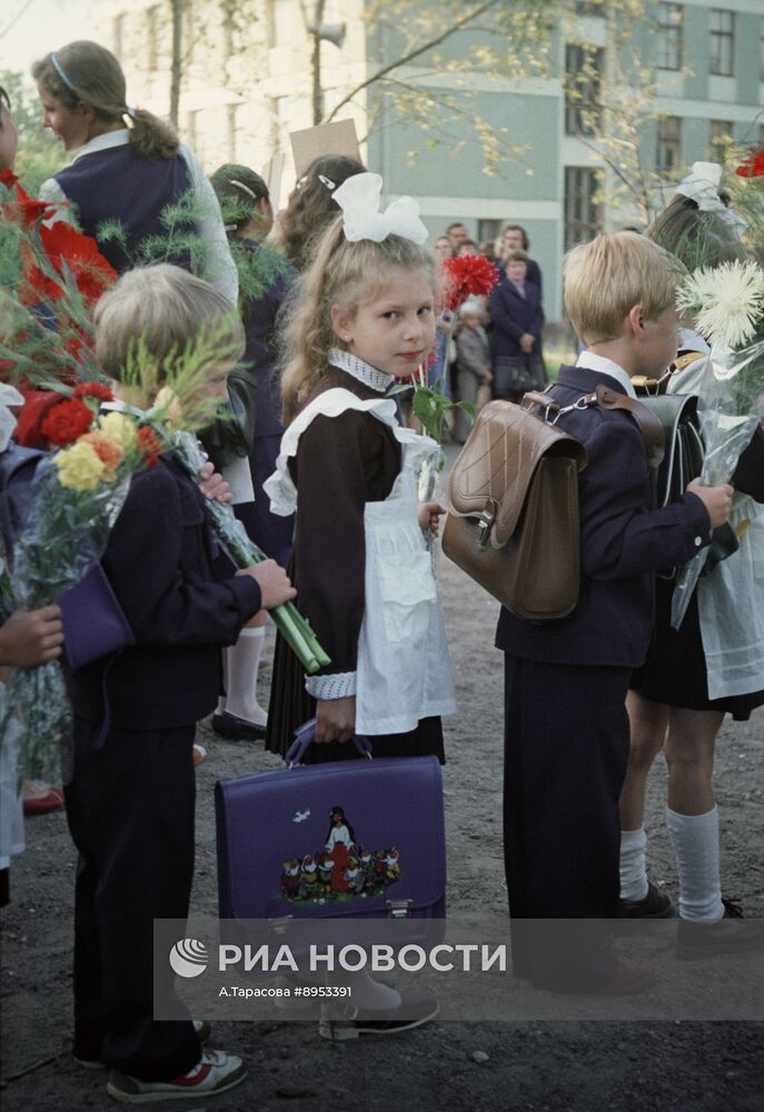 Первоклассники на торжественной линейке