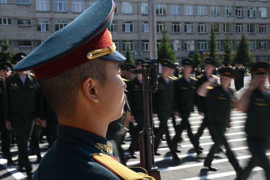Церемония вручения первых офицерских погон выпускникам института Росгвардии в Новосибирске