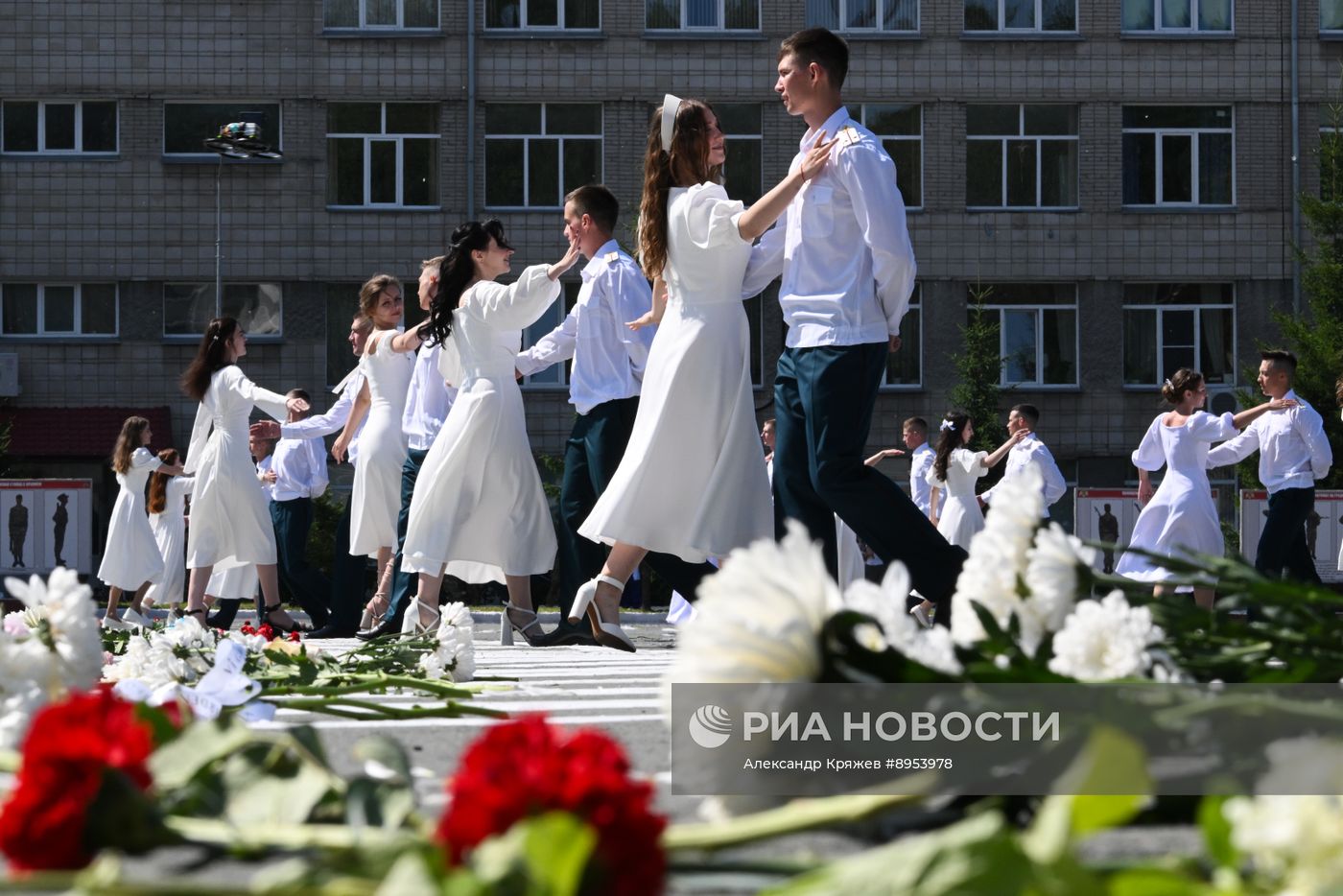 Церемония вручения первых офицерских погон выпускникам института Росгвардии в Новосибирске