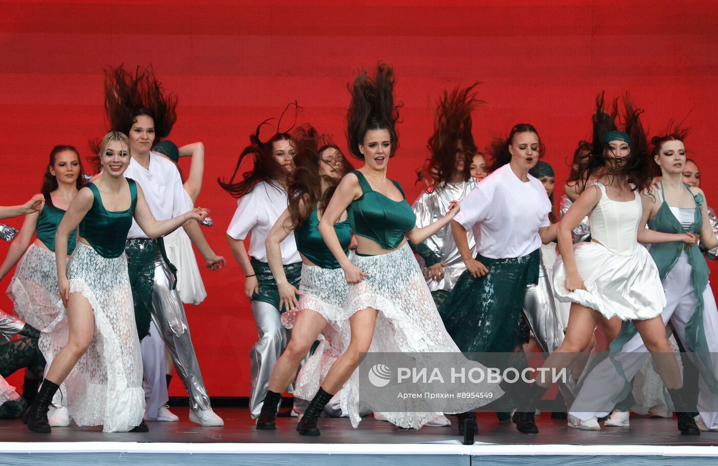 Праздник выпускников "Алые паруса" в Санкт-Петербурге