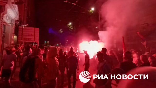 Камни и петарды: столкновения протестующих с силовиками в Белграде
