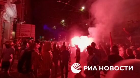 Камни и петарды: столкновения протестующих с силовиками в Белграде