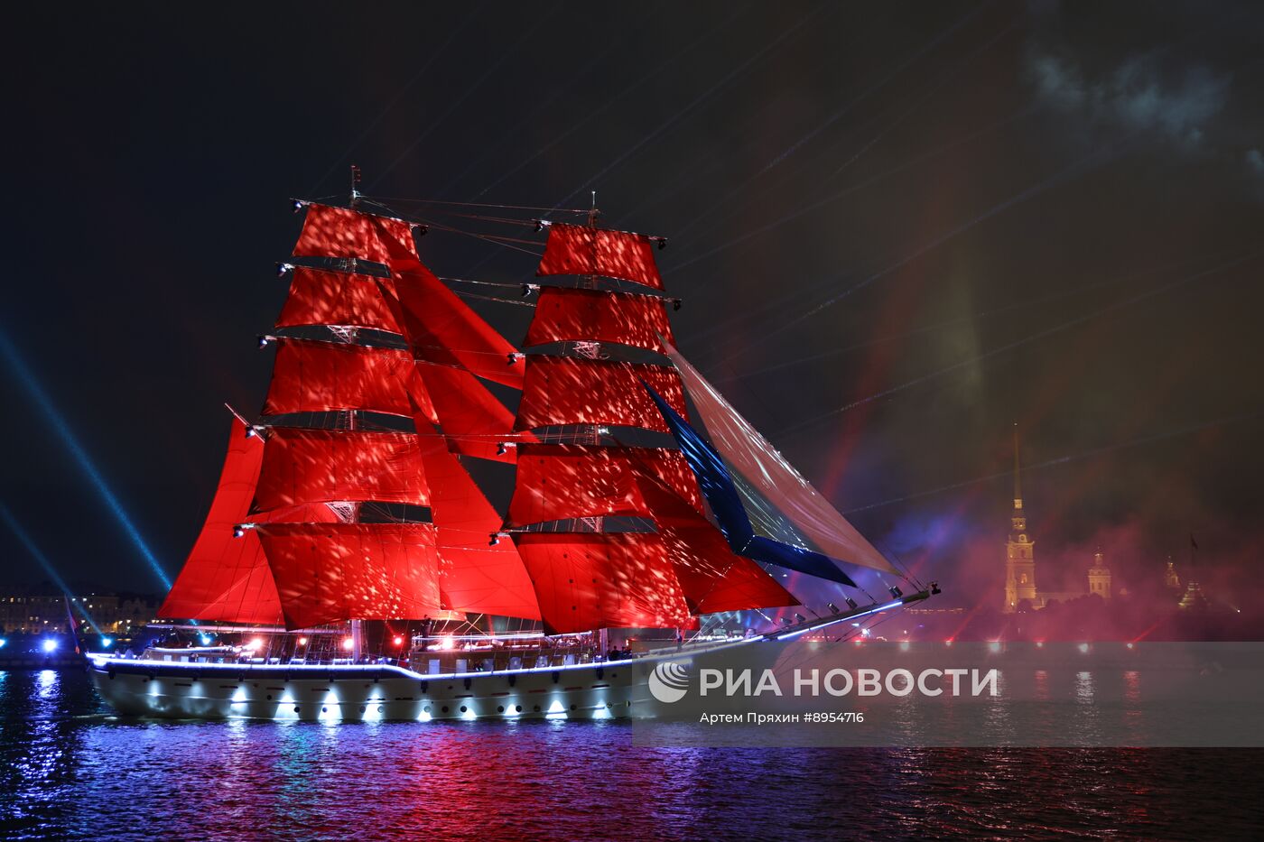 Праздник выпускников "Алые паруса" в Санкт-Петербурге