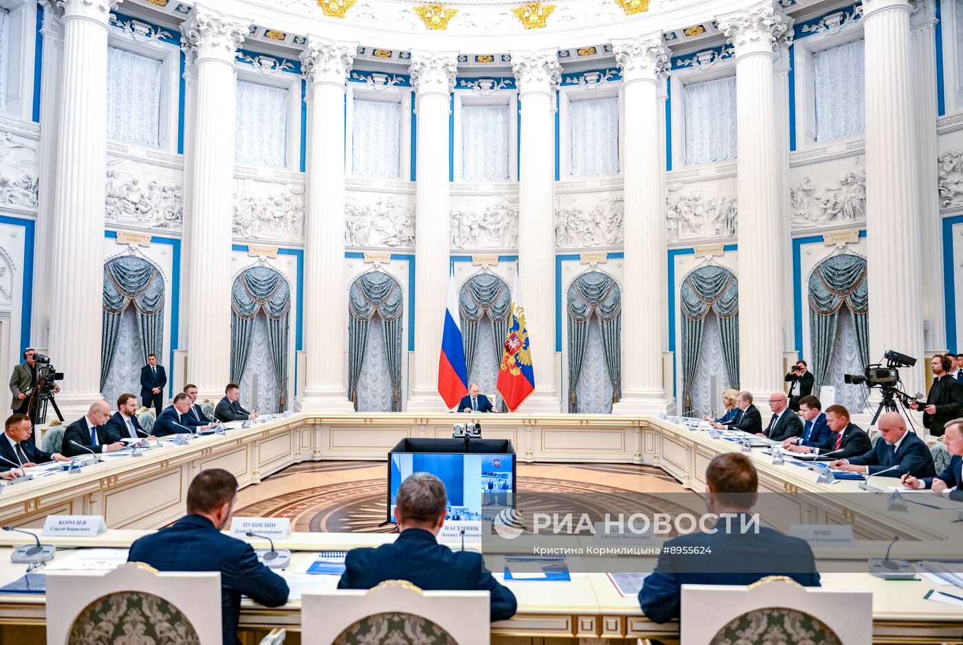 Президент Владимир Путин провел совещание по вопросам социально-экономического развития новых субъектов РФ
