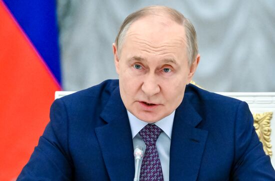 Президент Владимир Путин провел совещание по вопросам социально-экономического развития новых субъектов РФ