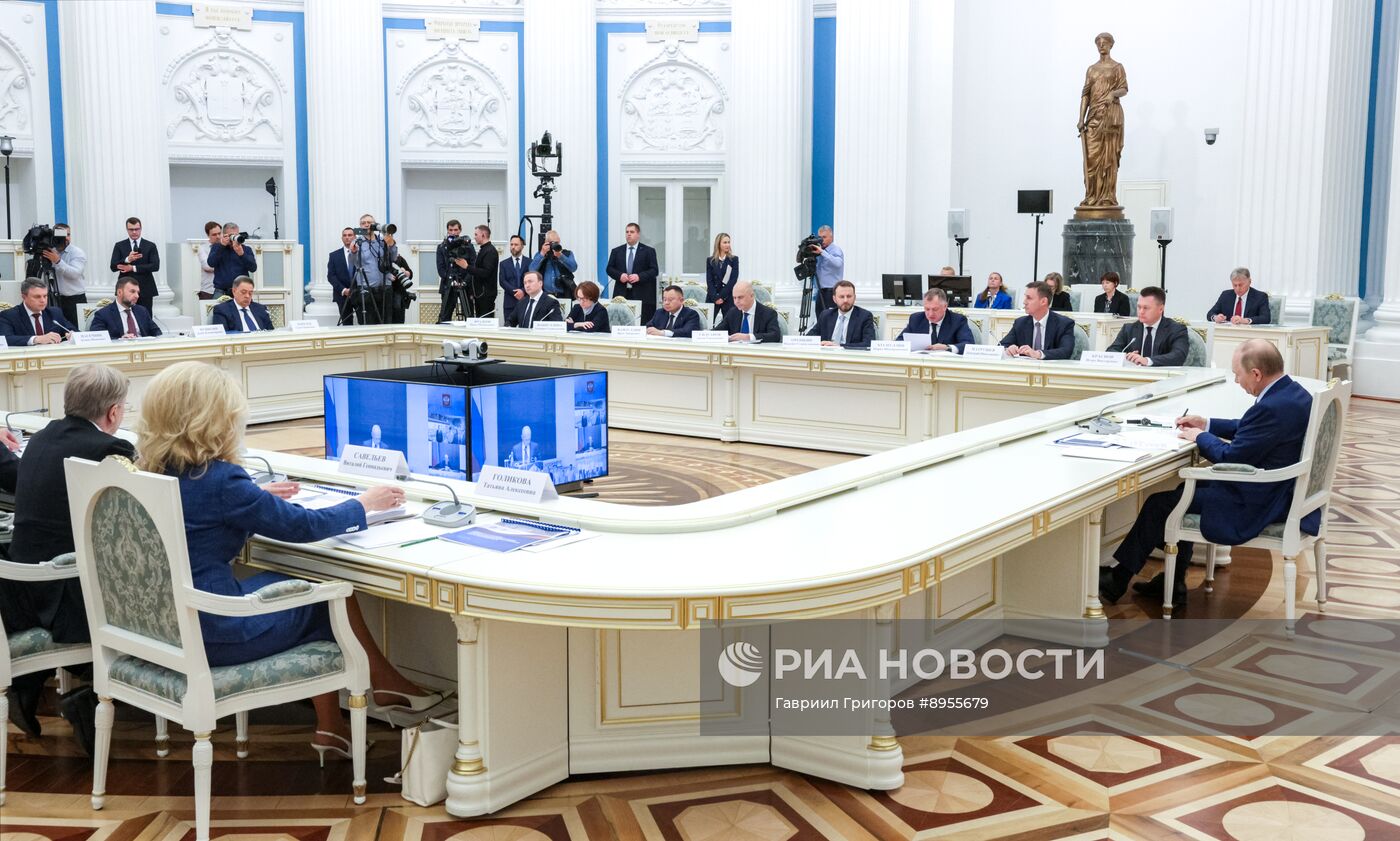 Президент Владимир Путин провел совещание по вопросам социально-экономического развития новых субъектов РФ