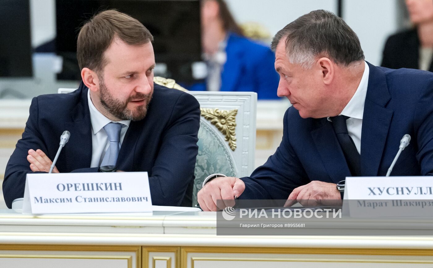 Президент Владимир Путин провел совещание по вопросам социально-экономического развития новых субъектов РФ