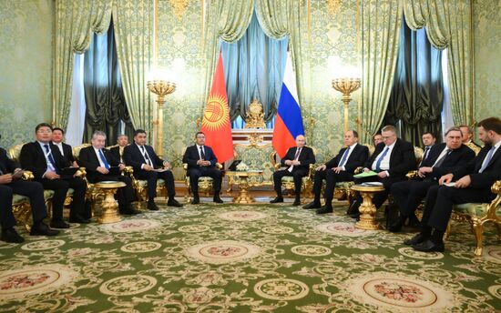 Встреча президента РФ Владимира Путина и президента Киргизии Садыра Жапарова