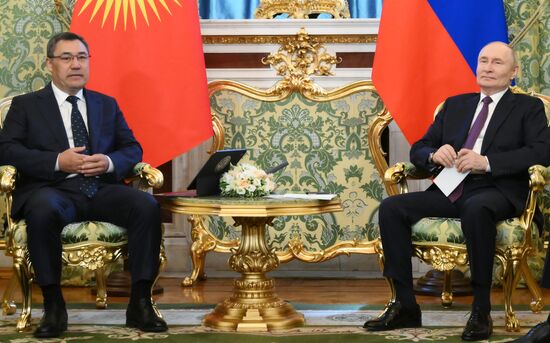 Встреча президента РФ Владимира Путина и президента Киргизии Садыра Жапарова
