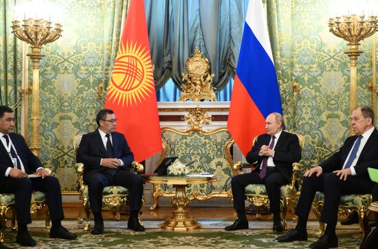Встреча президента РФ Владимира Путина и президента Киргизии Садыра Жапарова