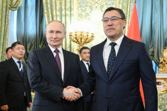 Встреча президента РФ Владимира Путина и президента Киргизии Садыра Жапарова
