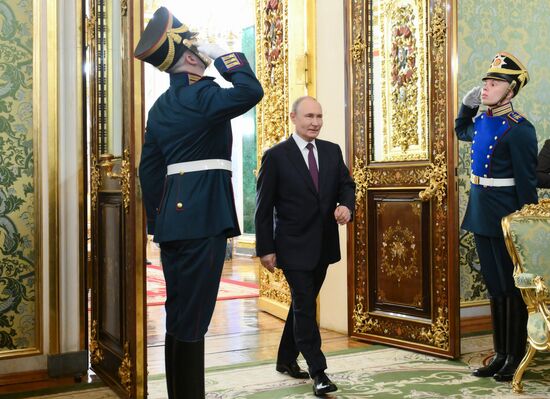 Встреча президента РФ Владимира Путина и президента Киргизии Садыра Жапарова