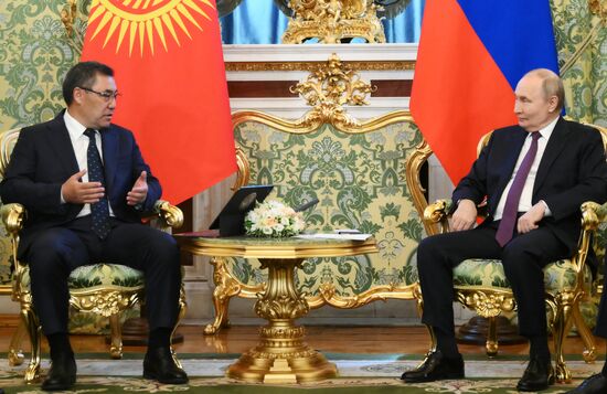 Встреча президента РФ Владимира Путина и президента Киргизии Садыра Жапарова