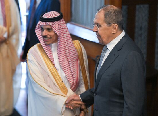 Переговоры главы МИД РФ С. Лаврова с министром иностранных дел Саудовской Аравии Ф. Бен Фарханом 
