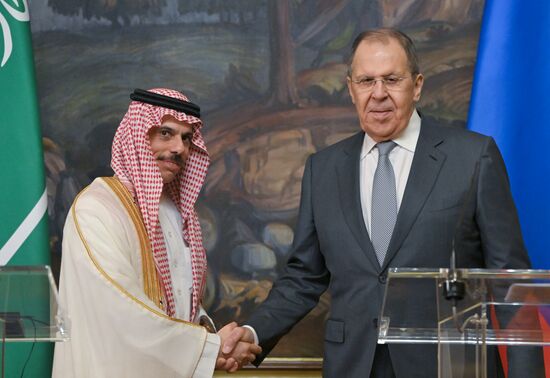 Переговоры главы МИД РФ С. Лаврова с министром иностранных дел Саудовской Аравии Ф. Бен Фарханом 