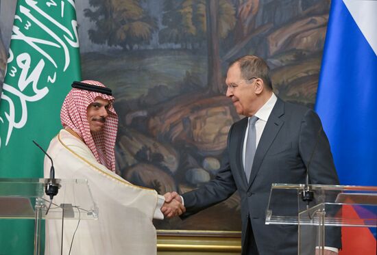 Переговоры главы МИД РФ С. Лаврова с министром иностранных дел Саудовской Аравии Ф. Бен Фарханом 
