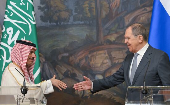 Переговоры главы МИД РФ С. Лаврова с министром иностранных дел Саудовской Аравии Ф. Бен Фарханом 
