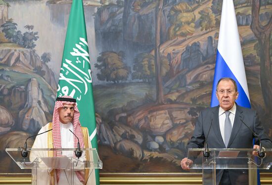 Переговоры главы МИД РФ С. Лаврова с министром иностранных дел Саудовской Аравии Ф. Бен Фарханом 