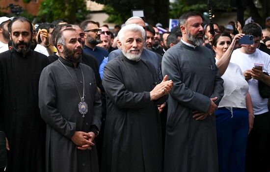 Акция в Ереване в поддержку арестованного предпринимателя С. Карапетяна