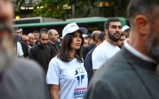 Акция в Ереване в поддержку арестованного предпринимателя С. Карапетяна