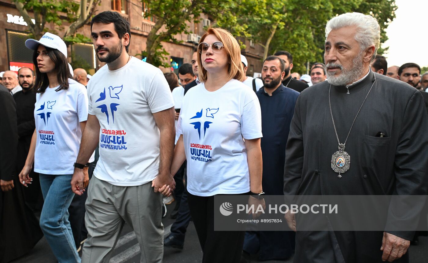 Акция в Ереване в поддержку арестованного предпринимателя С. Карапетяна