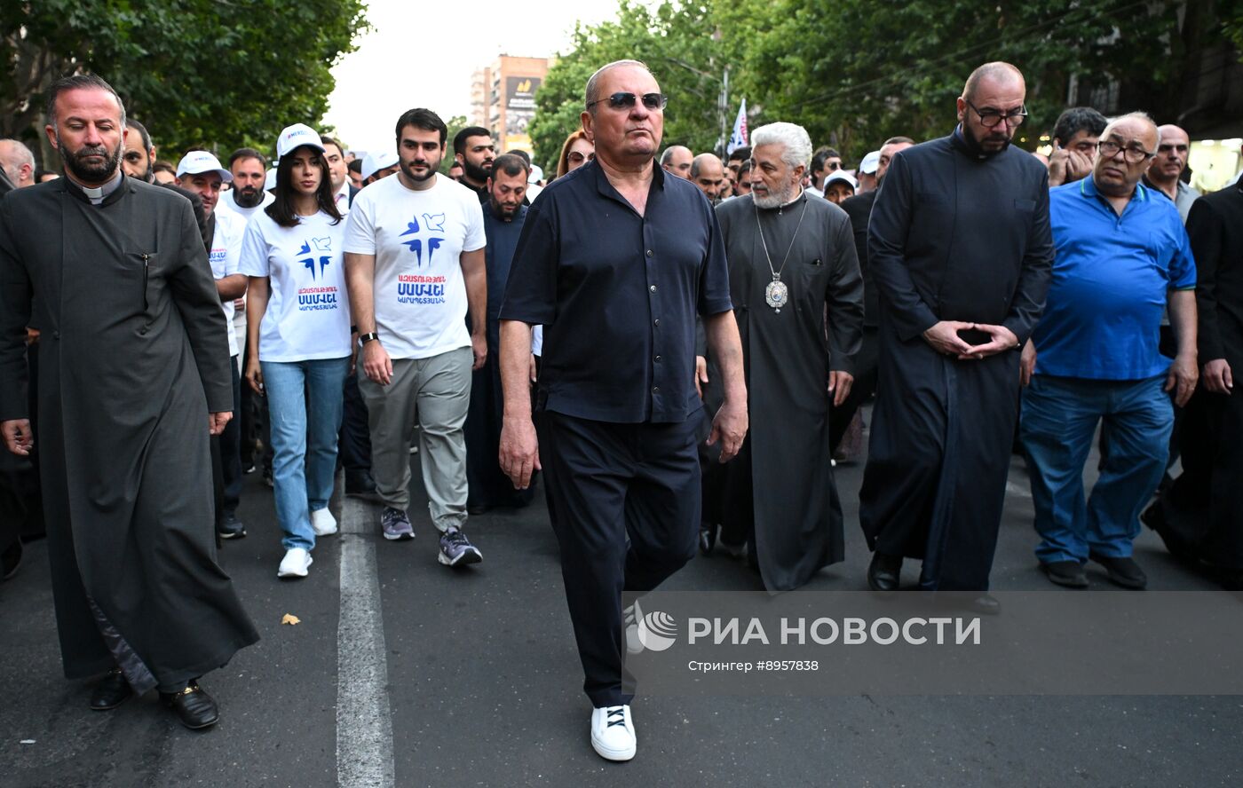 Акция в Ереване в поддержку арестованного предпринимателя С. Карапетяна
