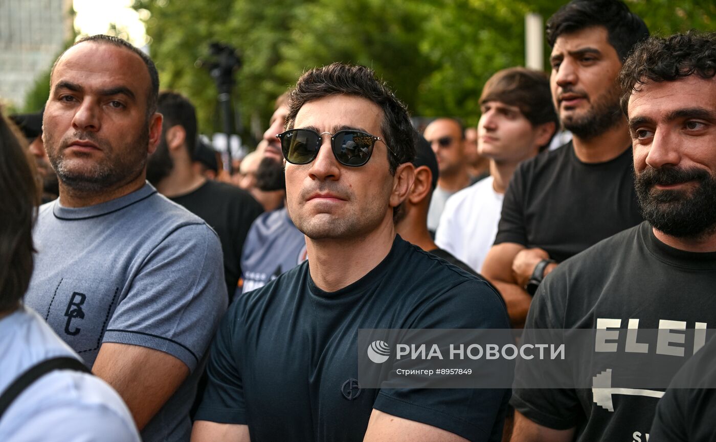 Акция в Ереване в поддержку арестованного предпринимателя С. Карапетяна