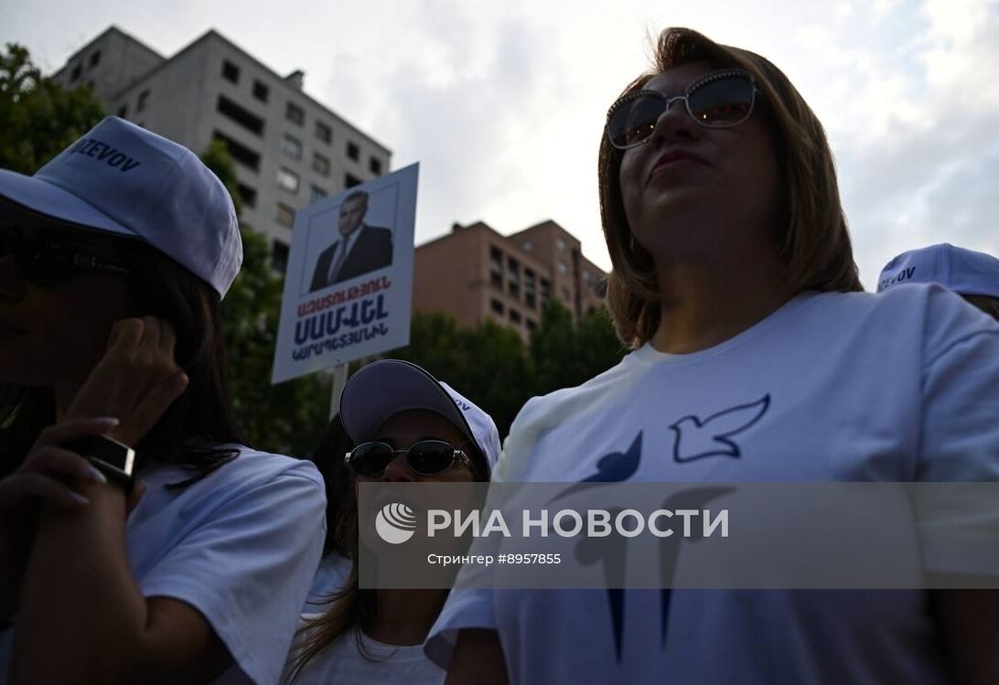 Акция в Ереване в поддержку арестованного предпринимателя С. Карапетяна