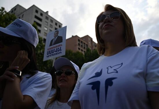 Акция в Ереване в поддержку арестованного предпринимателя С. Карапетяна