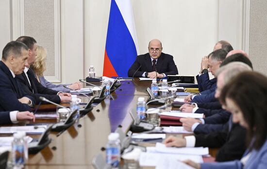 Премьер-министр РФ Михаил Мишустин провел оперативное совещание с вице-премьерами