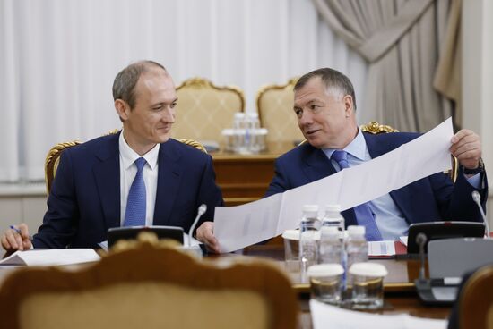 Премьер-министр РФ Михаил Мишустин провел оперативное совещание с вице-премьерами