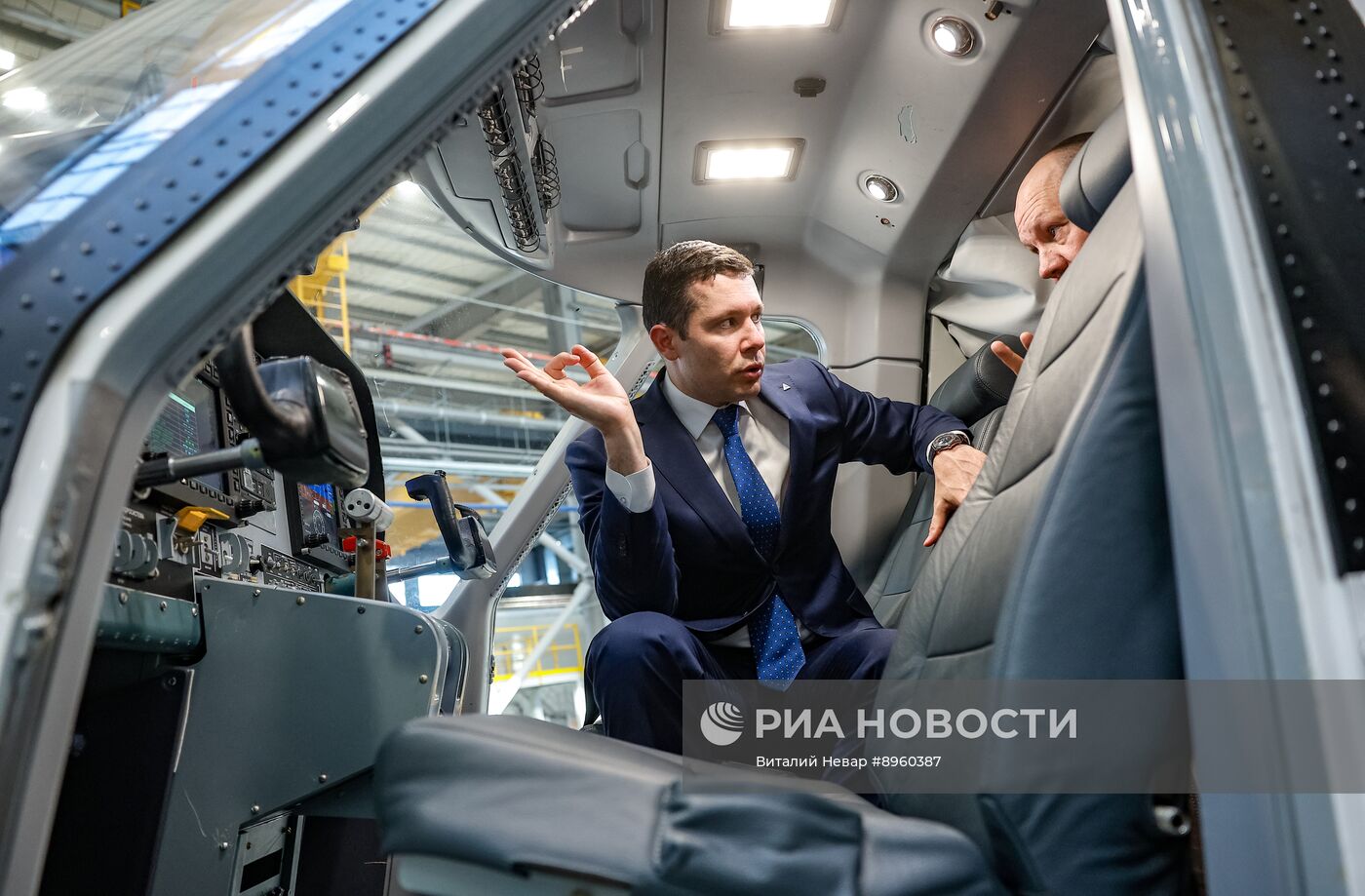 Министр промышленности и торговли РФ А. Алиханов посетил Уральский завод гражданской авиации