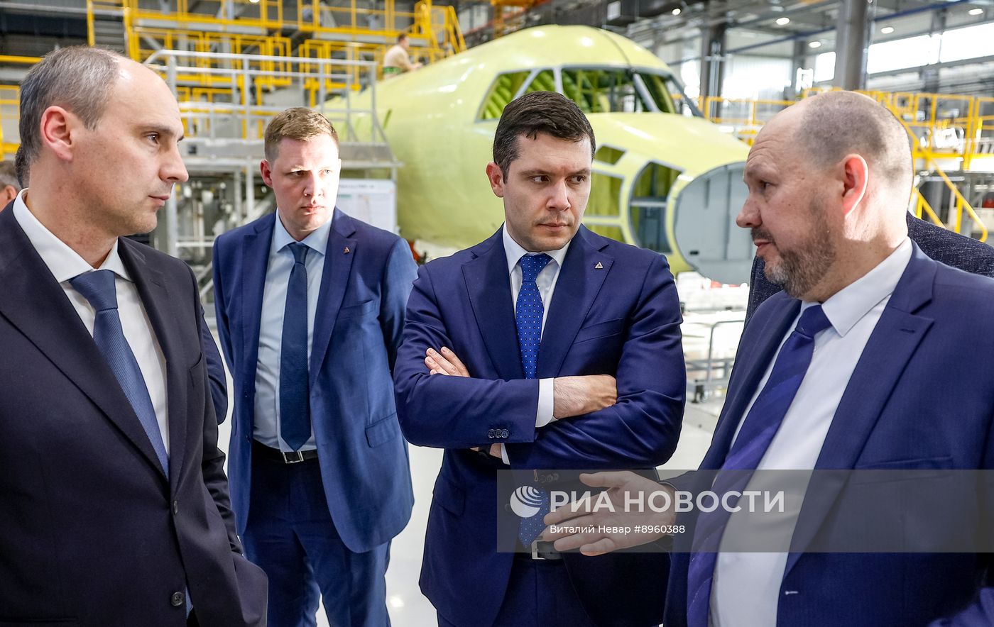 Министр промышленности и торговли РФ А. Алиханов посетил Уральский завод гражданской авиации